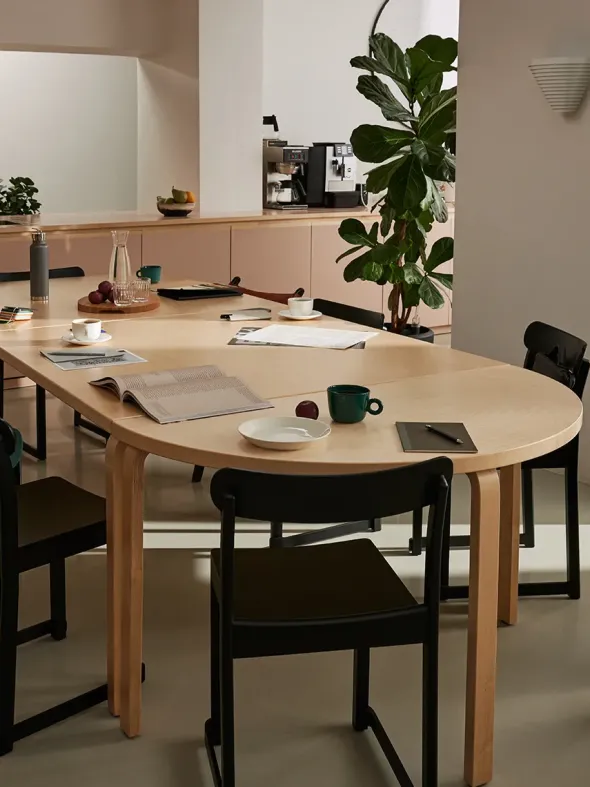 Aalto Table Square 84, 120x120 cm fra Artek