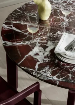 After Dining Table Ø120, Marble Burgundy fra Fritz Hansen