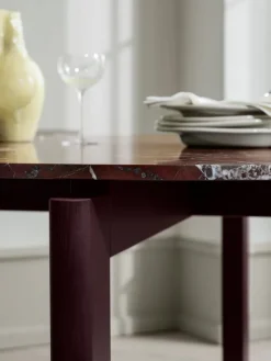 After Dining Table Ø120, Marble Burgundy fra Fritz Hansen
