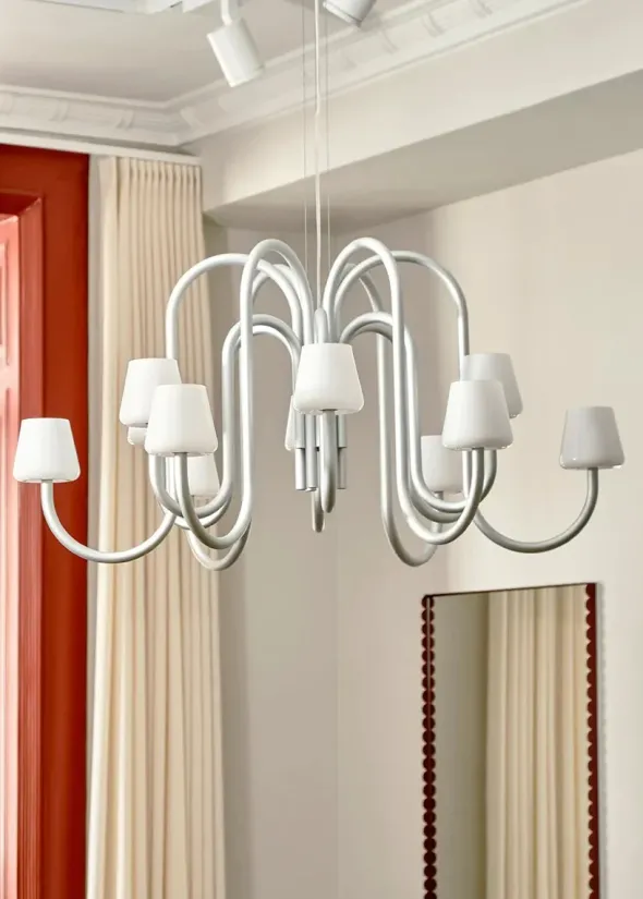 Apollo Chandelier 1065, hvid opalglas fra Hay