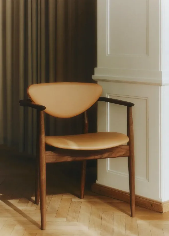 109 Armchair, eg klar olie af Finn Juhl