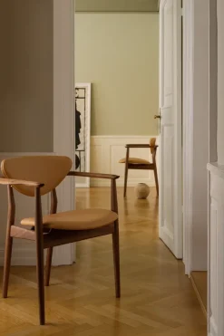 109 Armchair, valnød af Finn Juhl