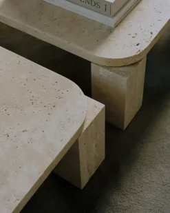 Atlas Sofabord 600x600, Unfilled Travertine fra New Works