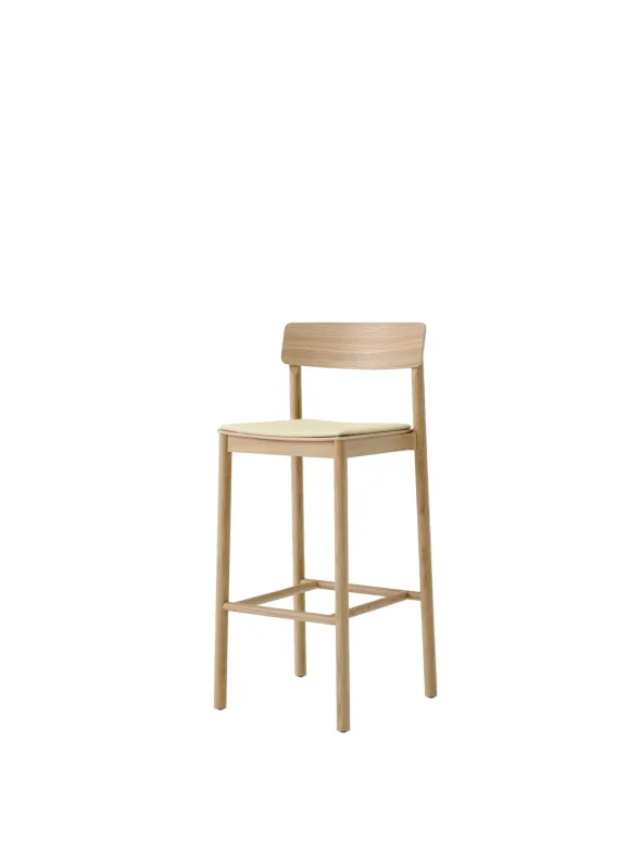 Betty TK17 Bar Chair fra &Tradition