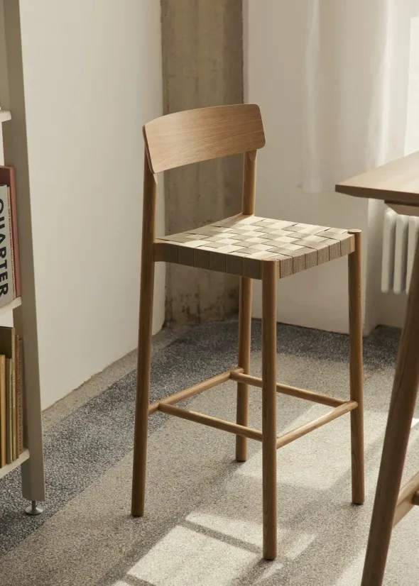 Betty TK15 Bar Chair fra &Tradition
