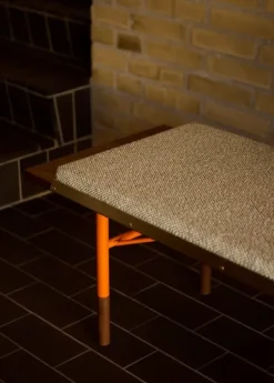 Bordbænk, orange stel af Finn Juhl
