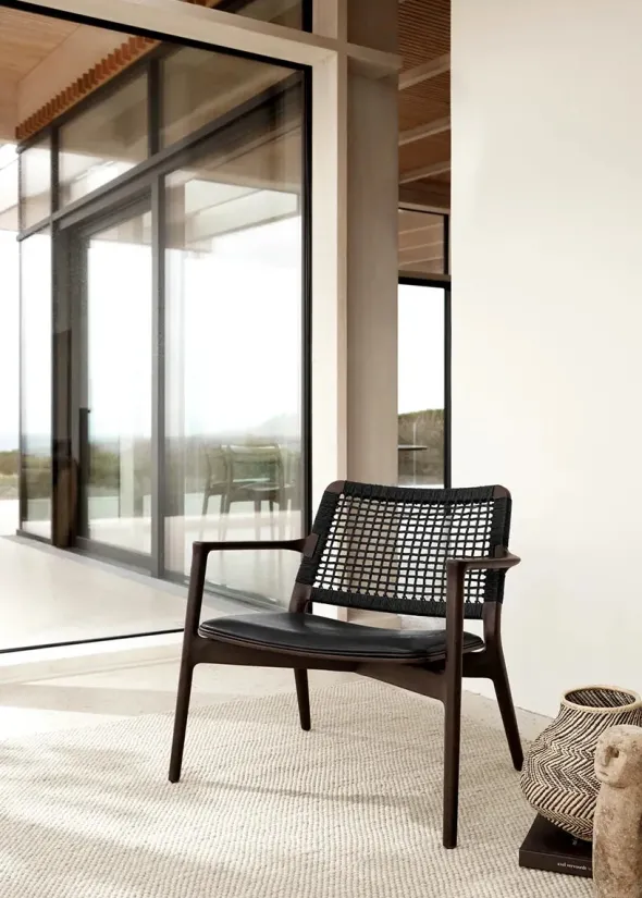 Cabin loungestol, dark oak/black fra Vipp