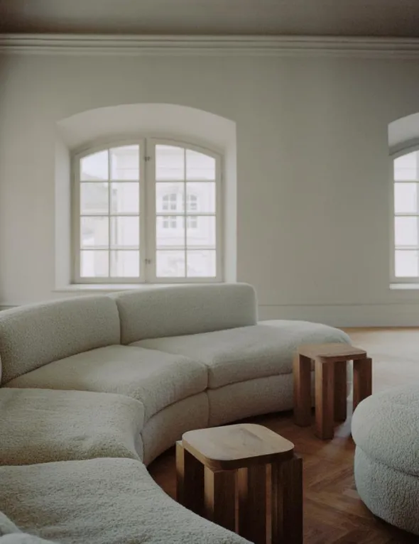 Coda sofa, curved open end left, module 32 fra New Works