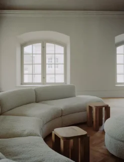 Coda sofa, curved open end right, module 42 fra New Works