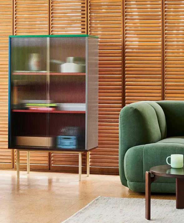 Colour Cabinet, tall med glasdøre fra Hay