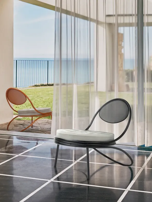 Copacabana Lounge Chair, black semi matt fra GUBI