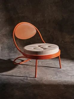 Copacabana Lounge Chair, international orange fra GUBI