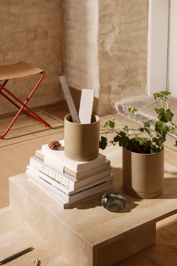 Distinct Coffee Table, Travertine fra Ferm Living