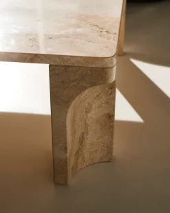 Doric Coffee Table 80 x 80 cm, Neutral White Travertine fra GUBI