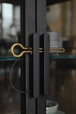 Dowry II kabinet, sort eg, frosted glass fra Stellar Works