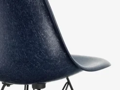 Eames Fiberglass Chair DSW, sortlakeret ahorn fra Vitra