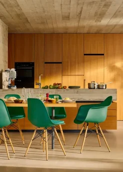 Eames Plastic Armchair DAW, ahorntræ fra Vitra