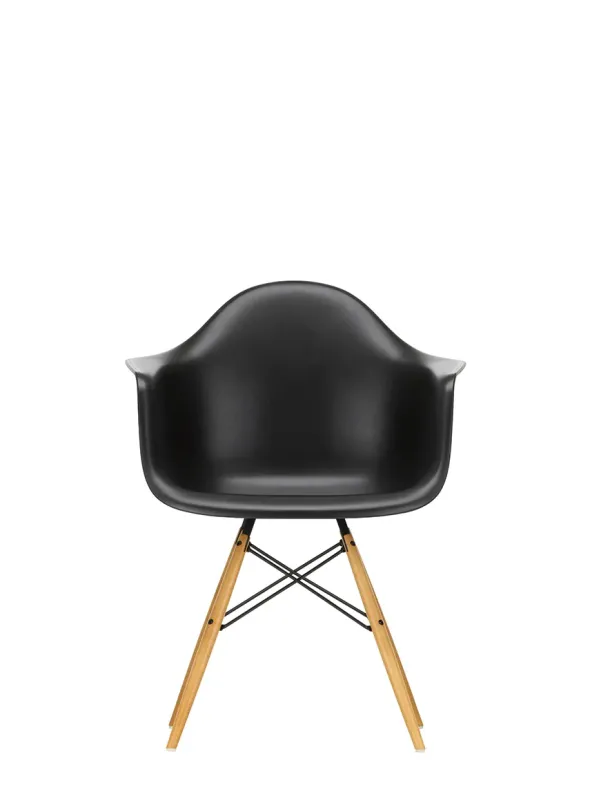 Eames Plastic Armchair DAW, ahorntræ fra Vitra
