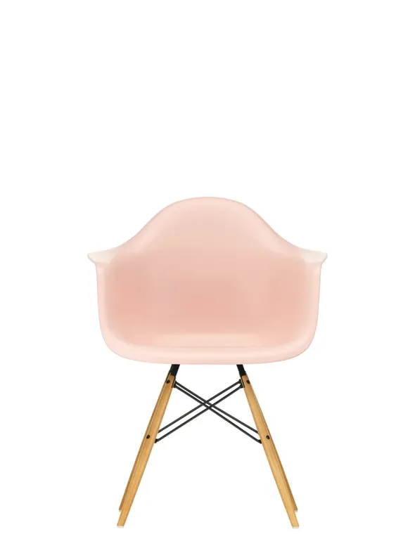 Eames Plastic Armchair DAW, ahorntræ fra Vitra