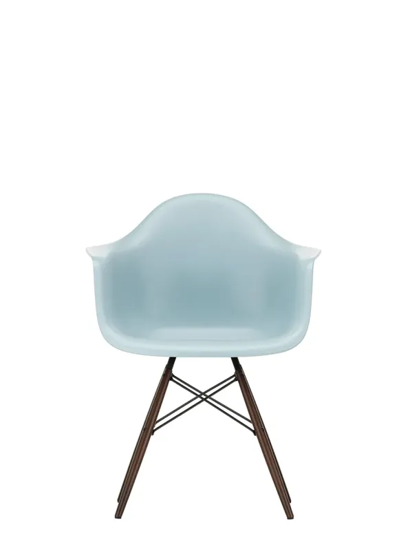 Eames Plastic Armchair DAW, mørkbejdset ahorntræ fra Vitra