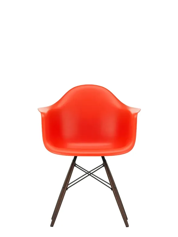 Eames Plastic Armchair DAW, mørkbejdset ahorntræ fra Vitra