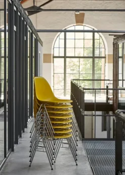 Eames Plastic Side Chair DSS, stabelbar fra Vitra