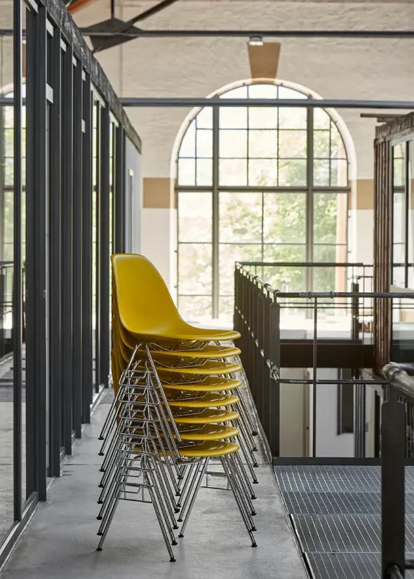 Eames Plastic Side Chair DSS, stabelbar fra Vitra