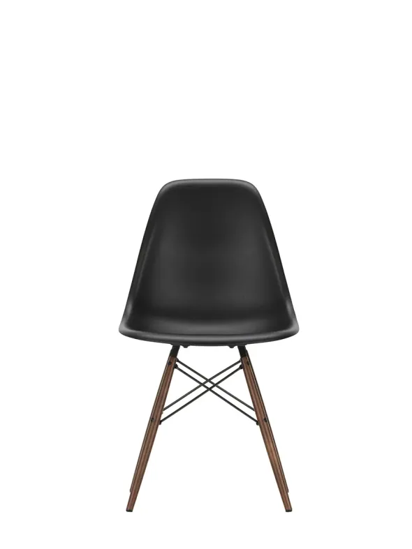 Eames Plastic Side Chair DSW, mørkbejdset ahorntræ fra Vitra