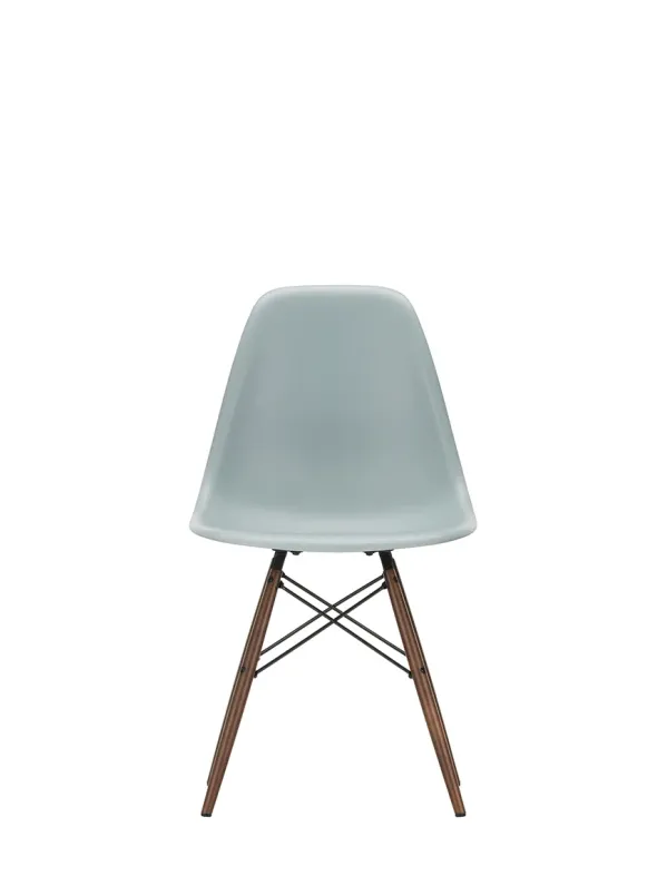 Eames Plastic Side Chair DSW, mørkbejdset ahorntræ fra Vitra