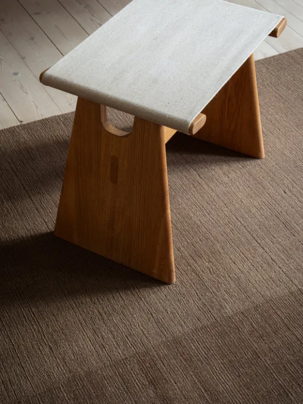 Echo Yano gulvtæppe, Olive Brown fra Linie Design