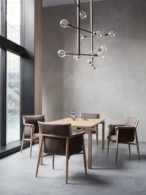 E005 Embrace Chair af EOOS