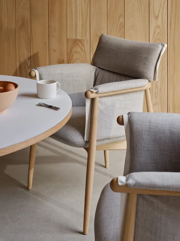 E005 Embrace Chair af EOOS