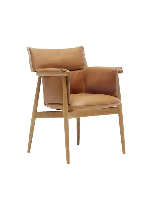 E005 Embrace Chair af EOOS