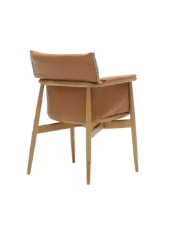 E005 Embrace Chair af EOOS
