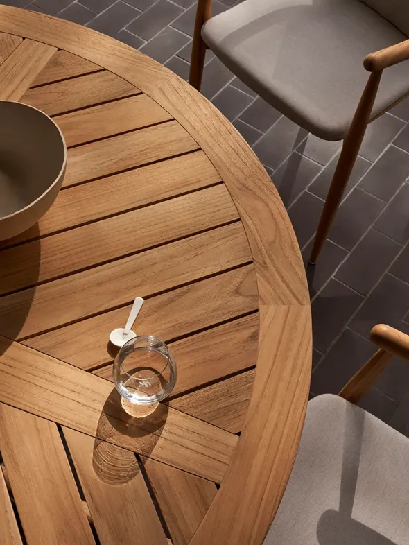 E022 Embrace havebord, Ø140 fra Carl Hansen & Søn