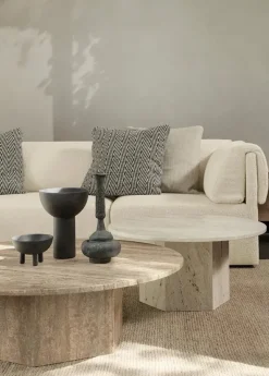 Epic Coffee Table Ø80 cm, travertine fra GUBI
