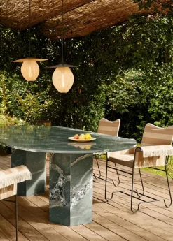 Epic Outdoor Dining Table, elliptical fra GUBI