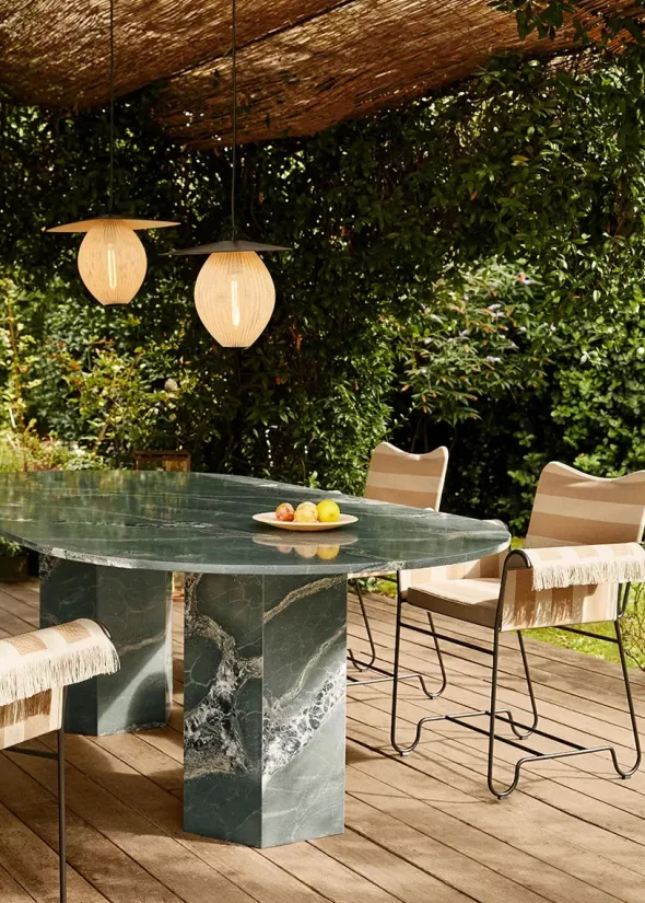 Epic Outdoor Dining Table, elliptical fra GUBI