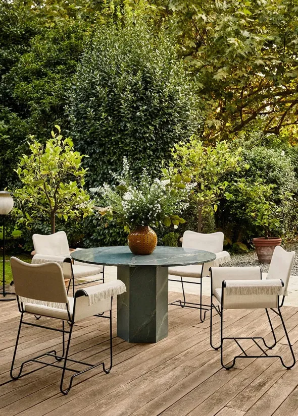Epic Outdoor Dining Table, round fra GUBI
