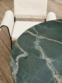 Epic Outdoor Dining Table, round fra GUBI