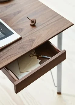 FH3605™ Skrivebord m. Skuffe af Arne Jacobsen
