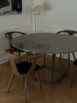 Florence Spisebord Ø145, gris du marais/beige grey fra New Works