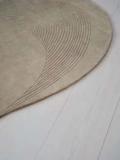 Fluid Arc gulvtæppe, Olive fra Linie Design