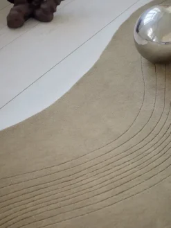 Fluid Arc gulvtæppe, Olive fra Linie Design