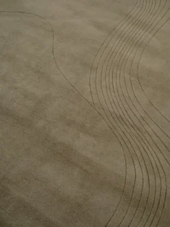 Fluid Arc gulvtæppe, Olive fra Linie Design