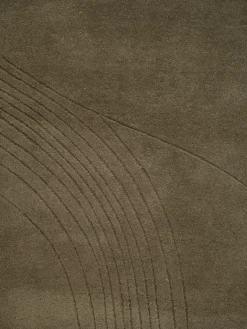 Fluid Arc gulvtæppe, Olive fra Linie Design
