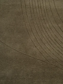Fluid Arc gulvtæppe, Olive fra Linie Design