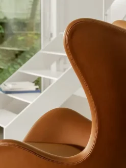 3316 Ægget loungestol, stel i børstet aluminium af Arne Jacobsen