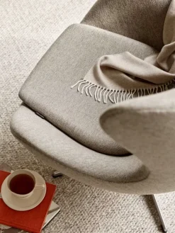 3316 Ægget loungestol, stel i børstet aluminium af Arne Jacobsen