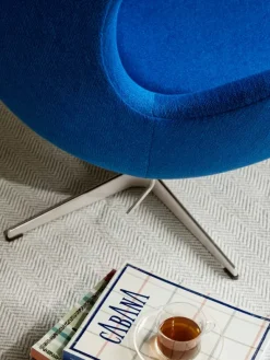 3316 Ægget loungestol, stel i børstet aluminium af Arne Jacobsen